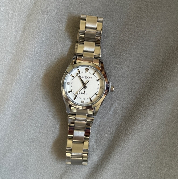 Women's Luxury Stainless Steel Quartz Watch - Picture 1 of 2